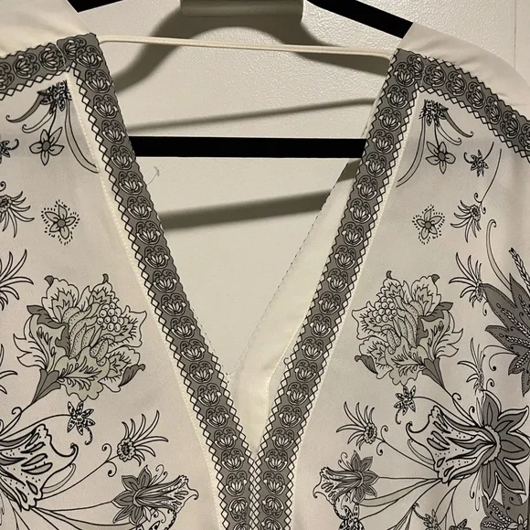 ROSE + OLIVE Women’s Off White/Black Floral Top SZ 1X - Picture 5 of 7